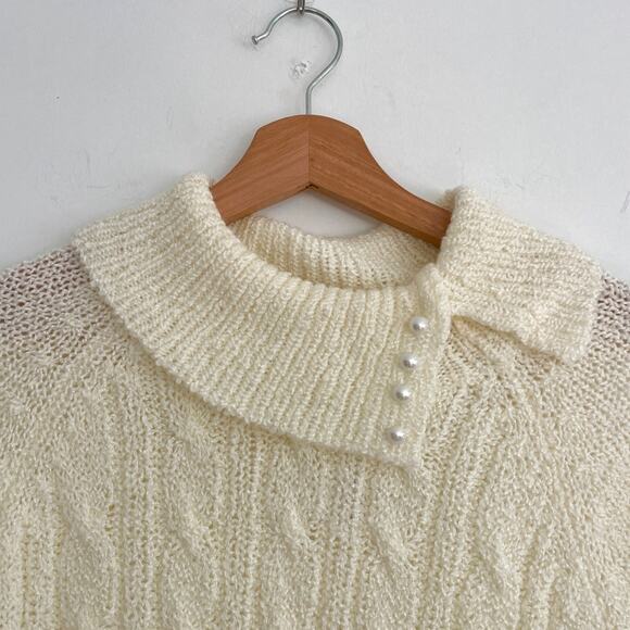 Vintage – Jennifer Moore White Pearl Button Collar Cable Knit Sweater - Picture 4 of 9